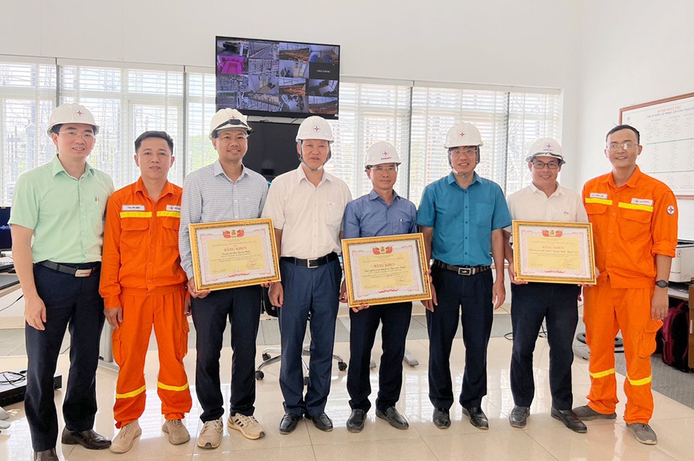 Công đoàn Điện lực Việt Nam khen thưởng đột xuất một số đơn vị -0