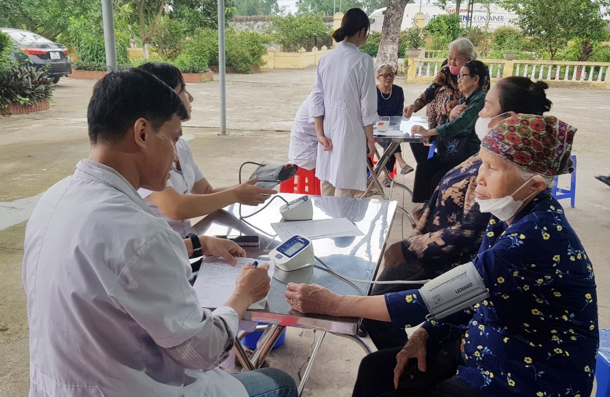 1.086 người cao tuổi ở Cẩm Giàng được cấp thẻ bảo hiểm y tế miễn phí -0