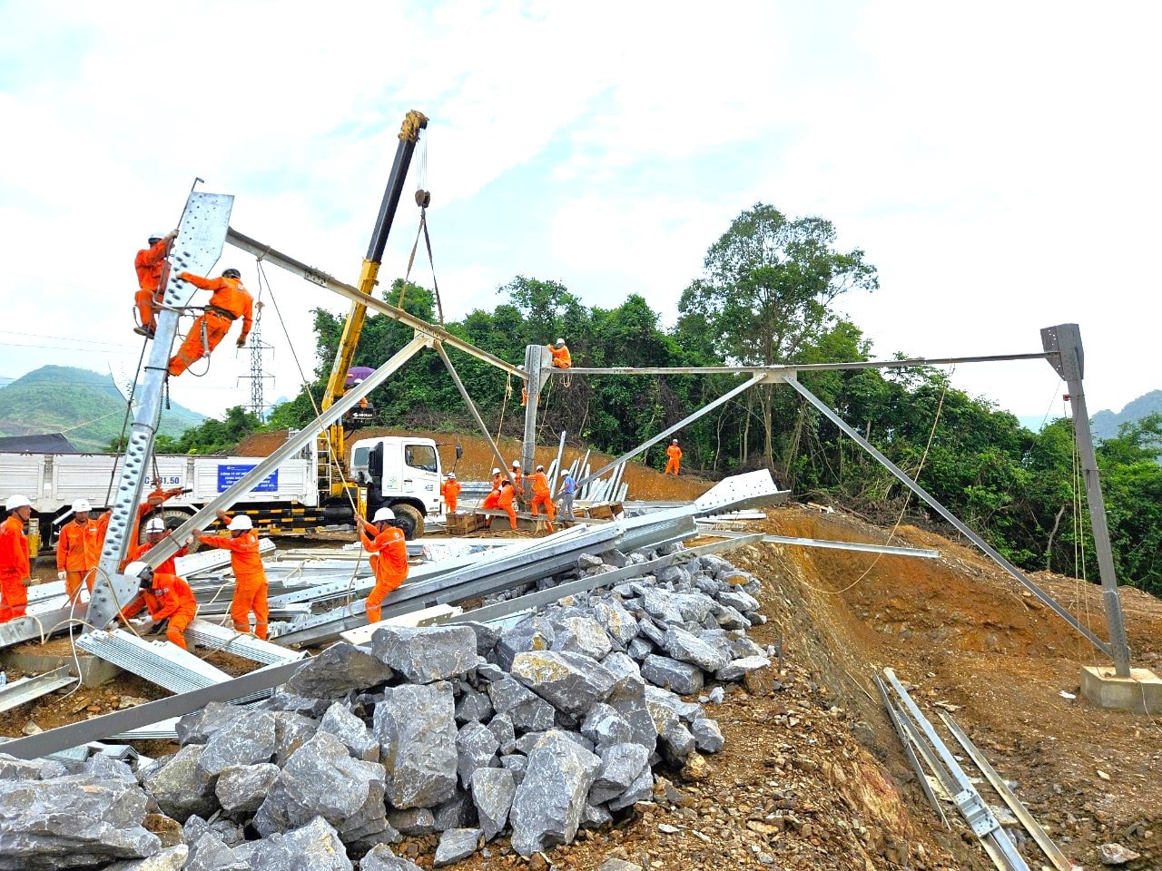 EVN đôn đốc các đơn vị đẩy nhanh tiến độ thi công các dự án nguồn và lưới điện trọng điểm. Ảnh: EVN