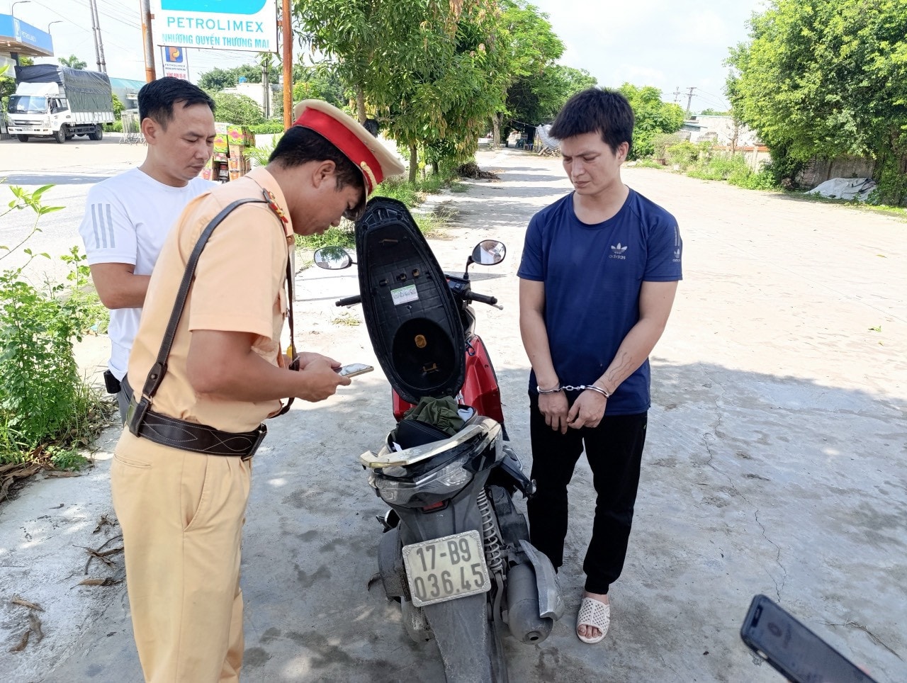 Bắt quả tang đối tượng tàng trữ trái phép chất ma túy -0
