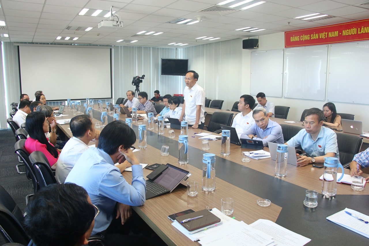 Các đại biểu trao đổi tại cuộc làm việc Đoàn giám sát của Quốc hội về quản lý thị trường bất động sản và nhà ở xã hội làm việc với các sở, ngành tỉnh Bình Dương