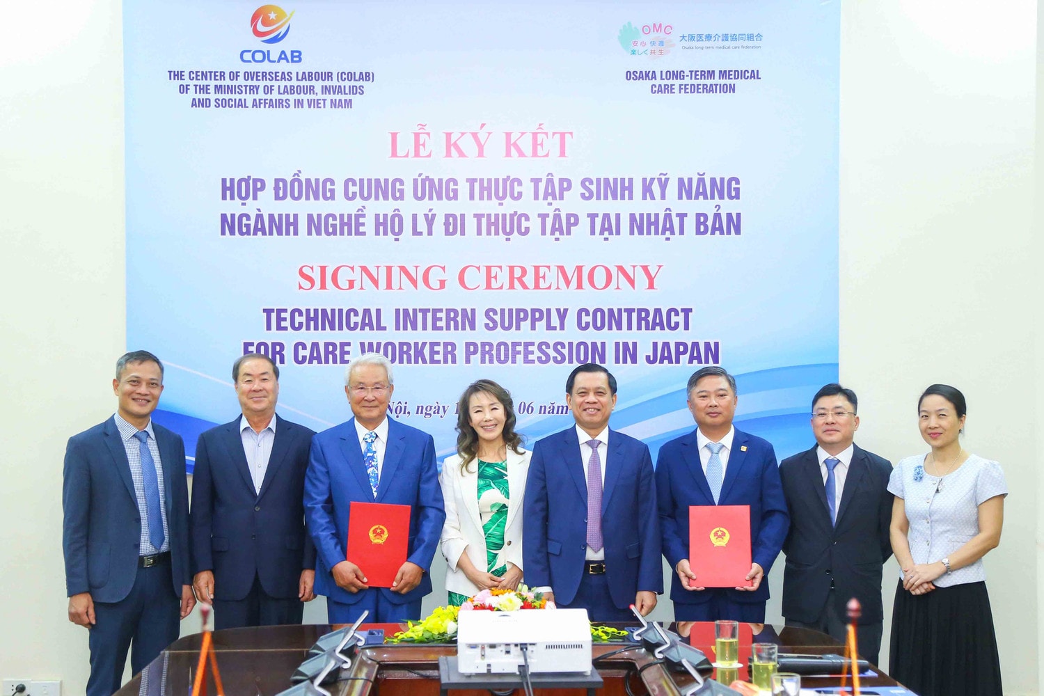 Thứ trưởng Bộ Lao động, Thương binh và Xã hội Nguyễn Bá Hoan chứng kiến Lễ ký thỏa thuận giữa Trung tâm Lao động ngoài nước thuộc Bộ Lao động, Thương binh và Xã hội và Chủ tịch Hiệp hội chăm sóc y tế Osaka Takeshima Tenmi, Nhật Bản Cơ hội việc làm cho lao động ngành hộ lý đi thực tập tại Nhật Bản -0