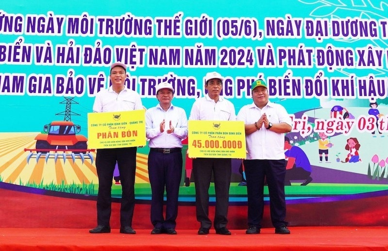 Công ty CP Phân bón Bình Điền và Công ty CP Bình Điền – Quảng Trị trao tặng 45 suất quà cho 45 hội viên nông dân có hoàn cảnh khó khăn trên địa bàn tỉnh Quảng Trị. Ảnh: Ngọc Vân