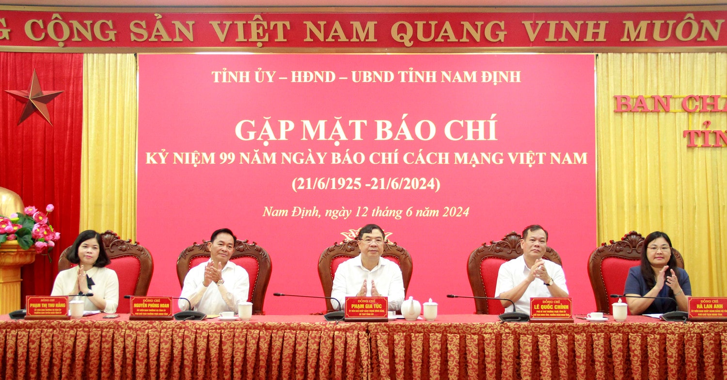 Các đại biểu chủ trì cuộc gặp mặt Sự đóng góp tích cực của các cơ quan báo chí vào thành công chung của toàn tỉnh Nam Định -0