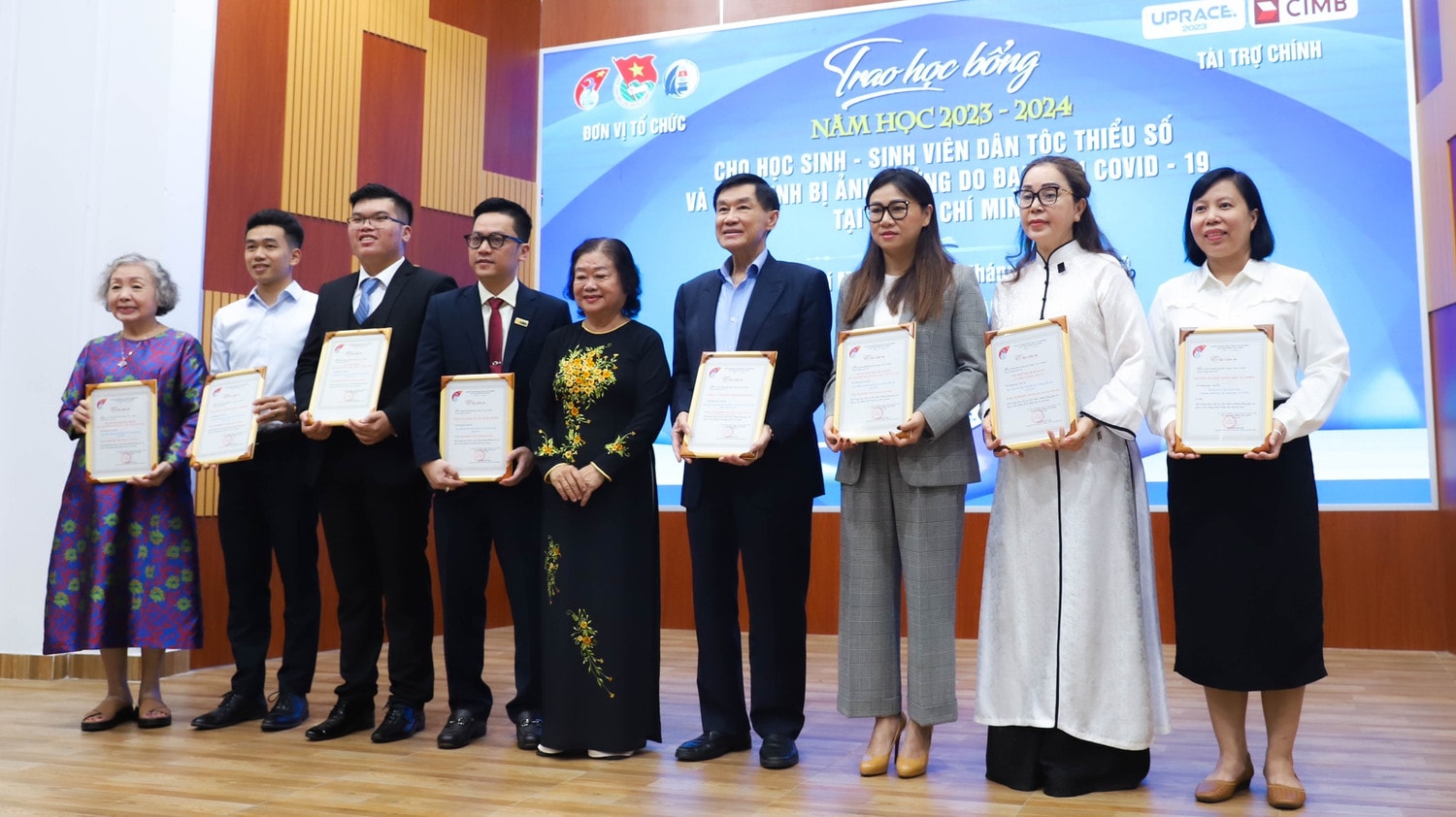 Bà Trương Mỹ Hoa trao bằng khen tới các mạnh thường quân. Ảnh: ITN Ông Johnathan Hạnh Nguyễn trao học bổng trị giá 3,6 tỷ đồng cho học sinh, sinh viên vượt khó -0