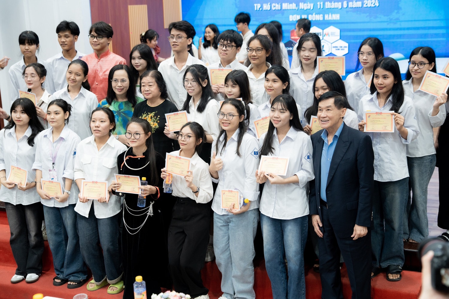Bà Trương Mỹ Hoa và ông Johnathan Hạnh Nguyễn trao học bổng tới các em học sinh. Ảnh: ITN Ông Johnathan Hạnh Nguyễn trao học bổng trị giá 3,6 tỷ đồng cho học sinh, sinh viên vượt khó -0
