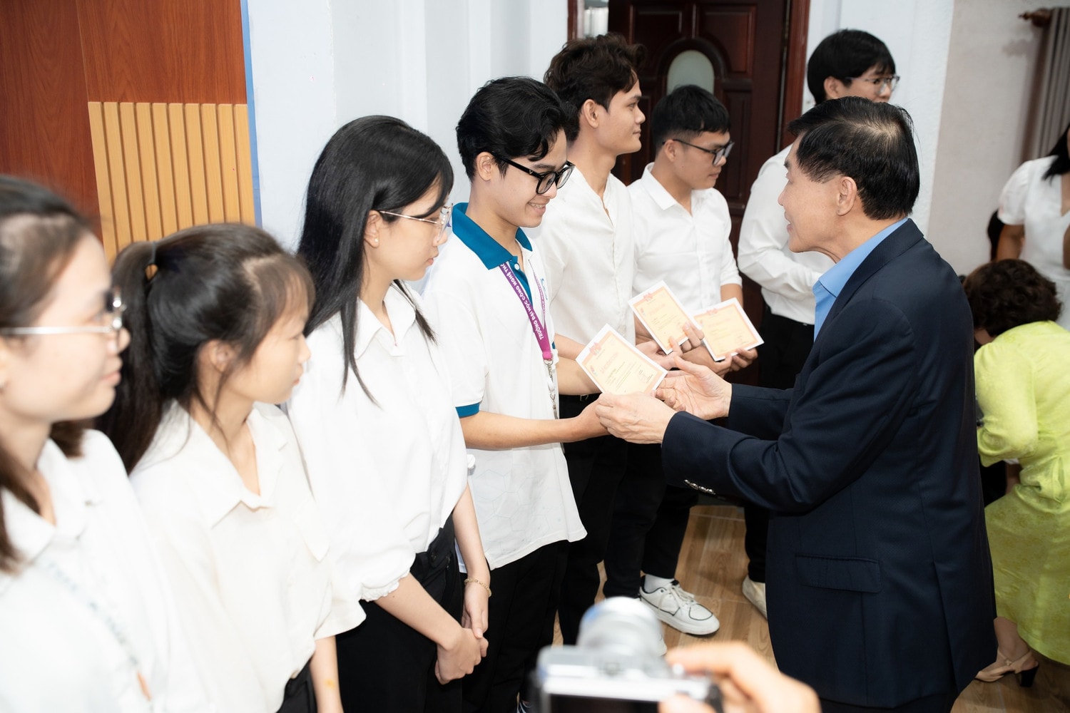 Ông Johnathan Hạnh Nguyễn trao học bổng Vừ A Dính tới các em sinh viên. Ảnh: ITN Ông Johnathan Hạnh Nguyễn trao học bổng trị giá 3,6 tỷ đồng cho học sinh, sinh viên vượt khó -0