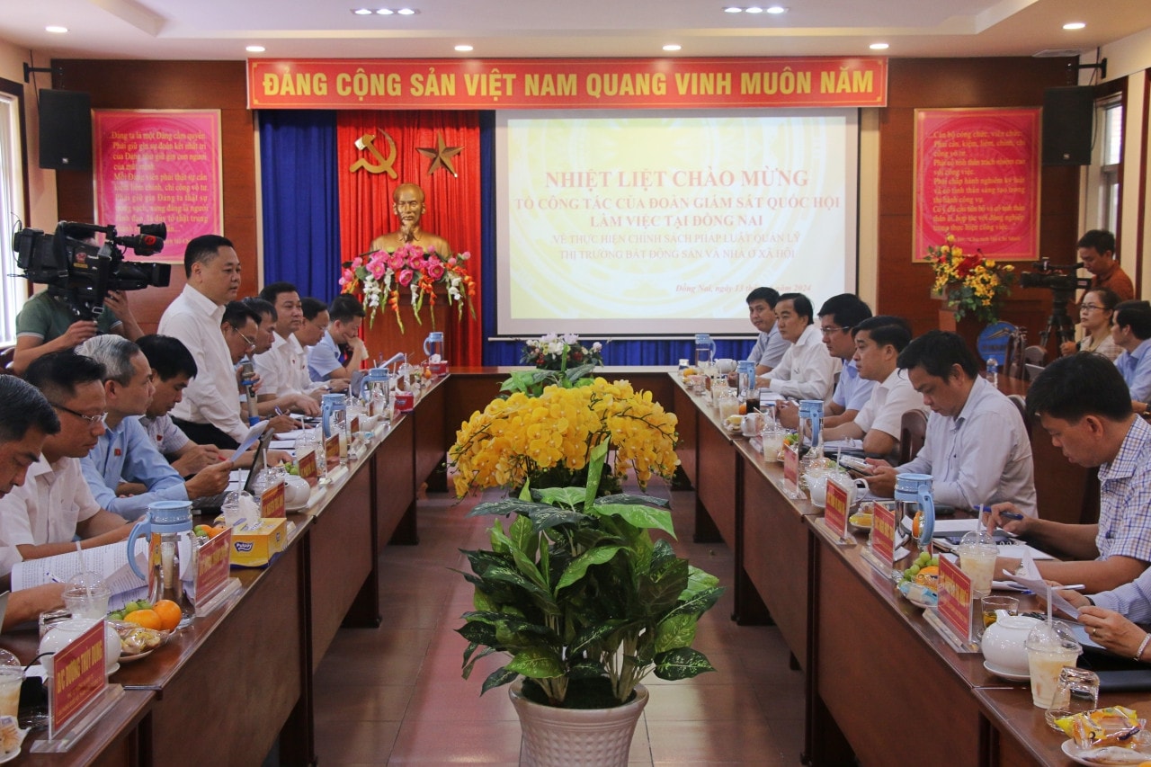 Quang cảnh cuộc làm việc Đoàn giám sát của Quốc hội về quản lý thị trường bất động sản và nhà ở xã hội làm việc với các sở, ngành tỉnh Đồng Nai -0