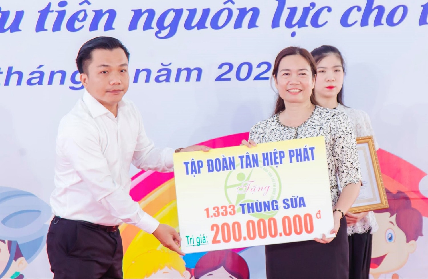 Công ty Tân Hiệp Phát trao hơn 1.300 thùng sữa đậu nành Number 1 Soya Canxi trị giá hơn 200 triệu đồng. Ảnh: ITN