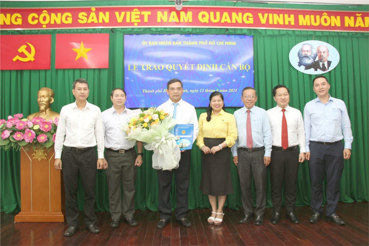 Ông Đỗ Anh Khang (thứ 3 từ trái sang) nhận quyết định điều động làm Phó Chủ tịch UBND TP. Thủ Đức