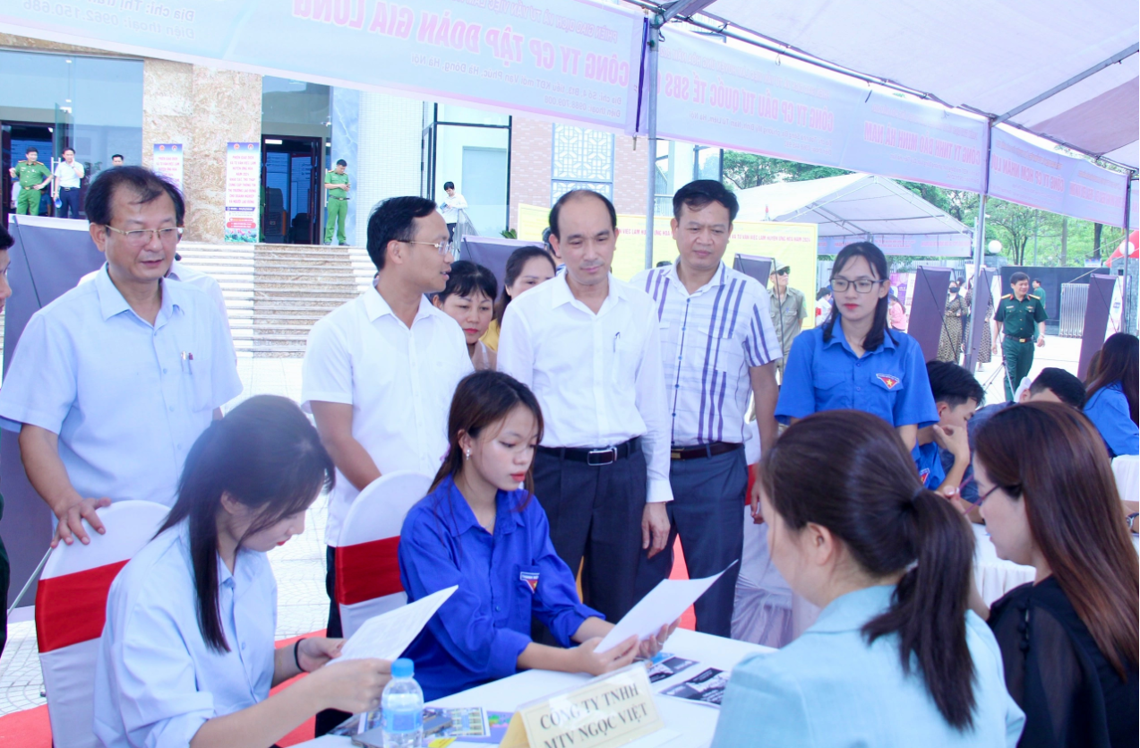 Các phiên giao dịch việc làm đã phát huy vai trò cầu nối giữa doanh nghiệp và người lao động (ảnh: Phạm Giáp)