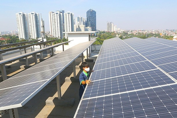 A worker inspects solar panels on top of the Energy and Mineral Resources Ministry Electricity Directorate General’s office, in Jakarta, (Photo: The Jakarta Post) Indonesia needs 25 billion USD to build renewable energy grid -0