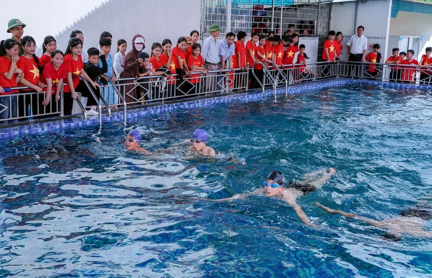 Nghỉ hè, trẻ con háo hức, phụ huynh đau đầu tìm giải pháp -0