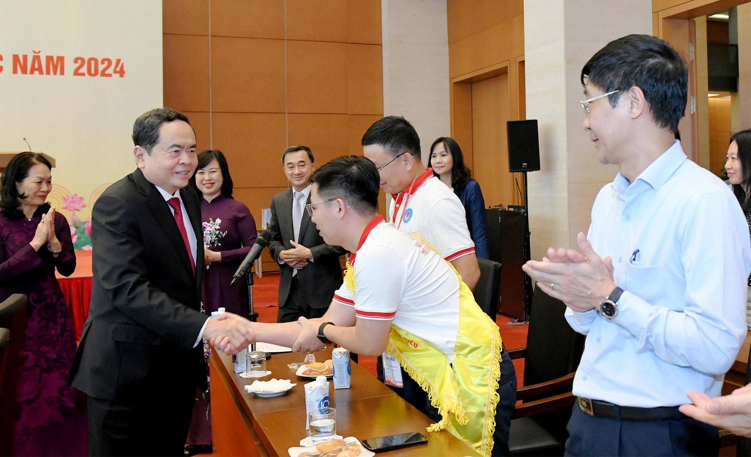 Chủ tịch Quốc hội Trần Thanh Mẫn gặp mặt người hiến máu tình nguyện tiêu biểu toàn quốc -0