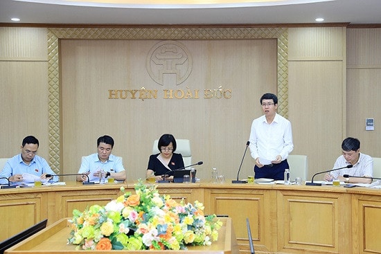 Lãnh đạo huyện Hoài Đức phát biểu làm rõ một số vấn đề Đoàn giám sát quan tâm - ảnh: Hà Thành