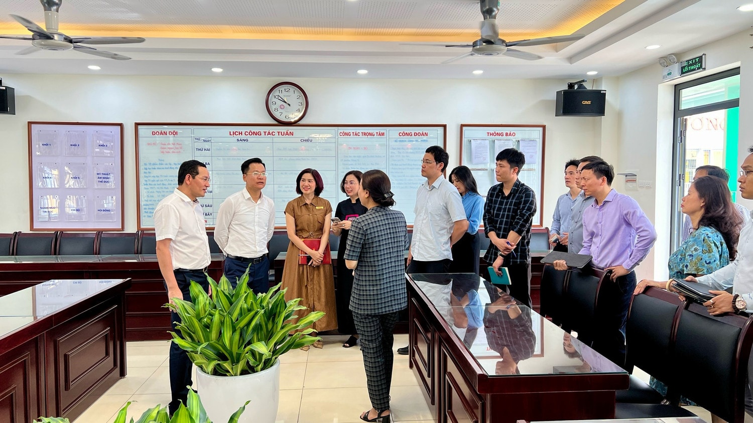Quận Hồng Bàng, Hải Phòng đến tham quan cơ sở vật chất tại trường học trên địa bàn quận Ba Đình, Hà Nội -0