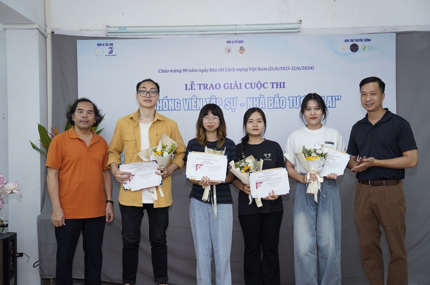 Ban giám khảo trao giải cho những đại diện có tác phẩm xuất sắc đạt giải trong cuộc thi (Ảnh: Hoàng Văn Báo) Sinh viên Báo chí thể hiện tài năng trong cuộc thi “Phóng viên tập sự - Nhà báo tương lai” -0
