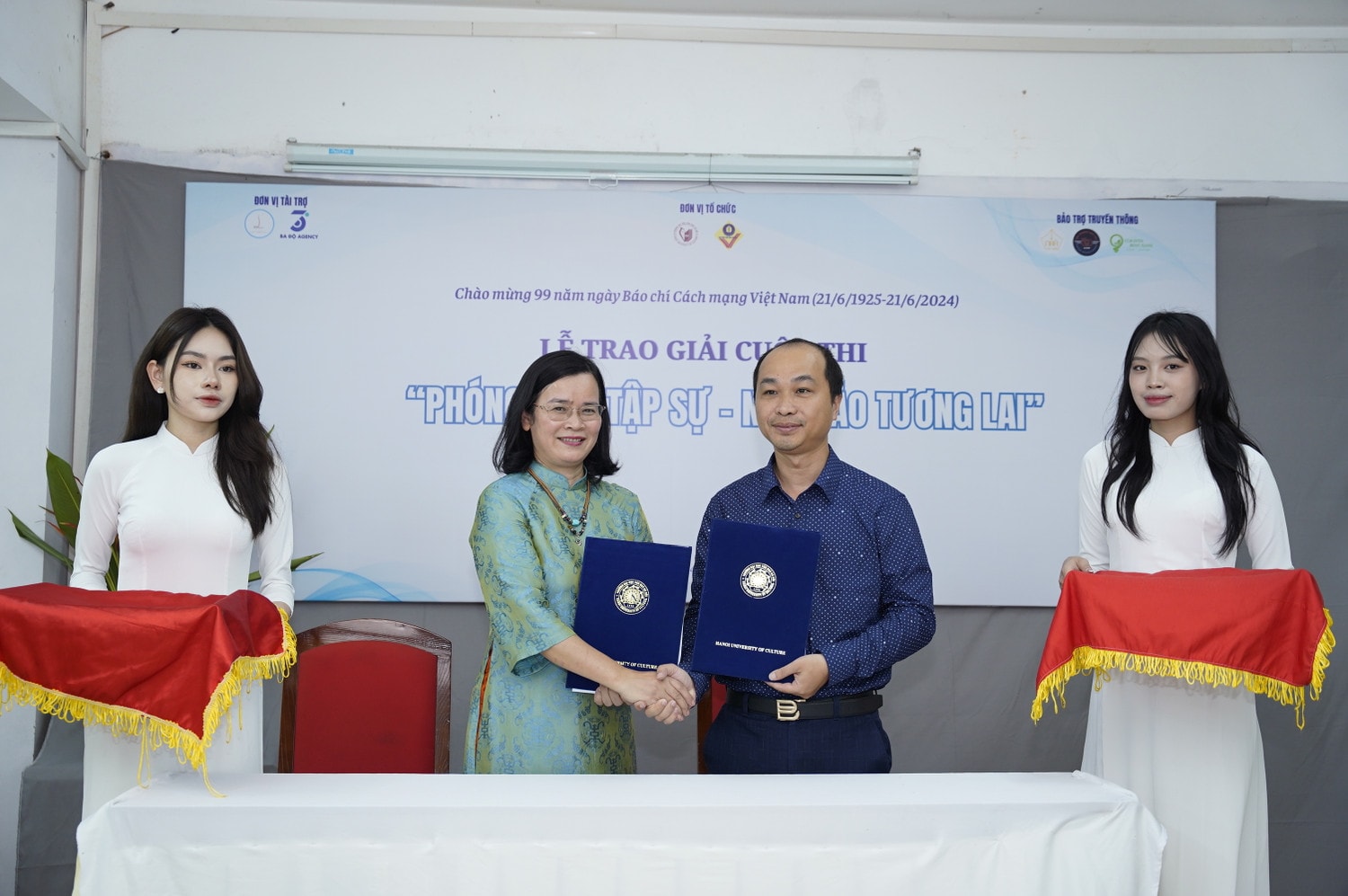 Sự kiện đồng thời là cơ hội cho dấu mốc ký kết hợp tác giữa khoa Viết văn, Báo chí và Công ty TNHH Ba Độ Agency (Ảnh: Hoàng Văn Báo) Sinh viên Báo chí thể hiện tài năng trong cuộc thi “Phóng viên tập sự - Nhà báo tương lai” -0