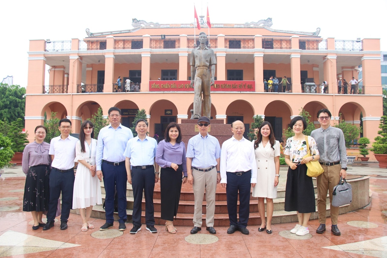Đoàn đại biểu Ủy ban Đối ngoại của Nhân đại toàn quốc Trung Quốc tham quan Bến Nhà Rồng Đoàn đại biểu Ủy ban Đối ngoại của Nhân đại toàn quốc Trung Quốc tham quan các di tích lịch sử tại TP. Hồ Chí Minh -0