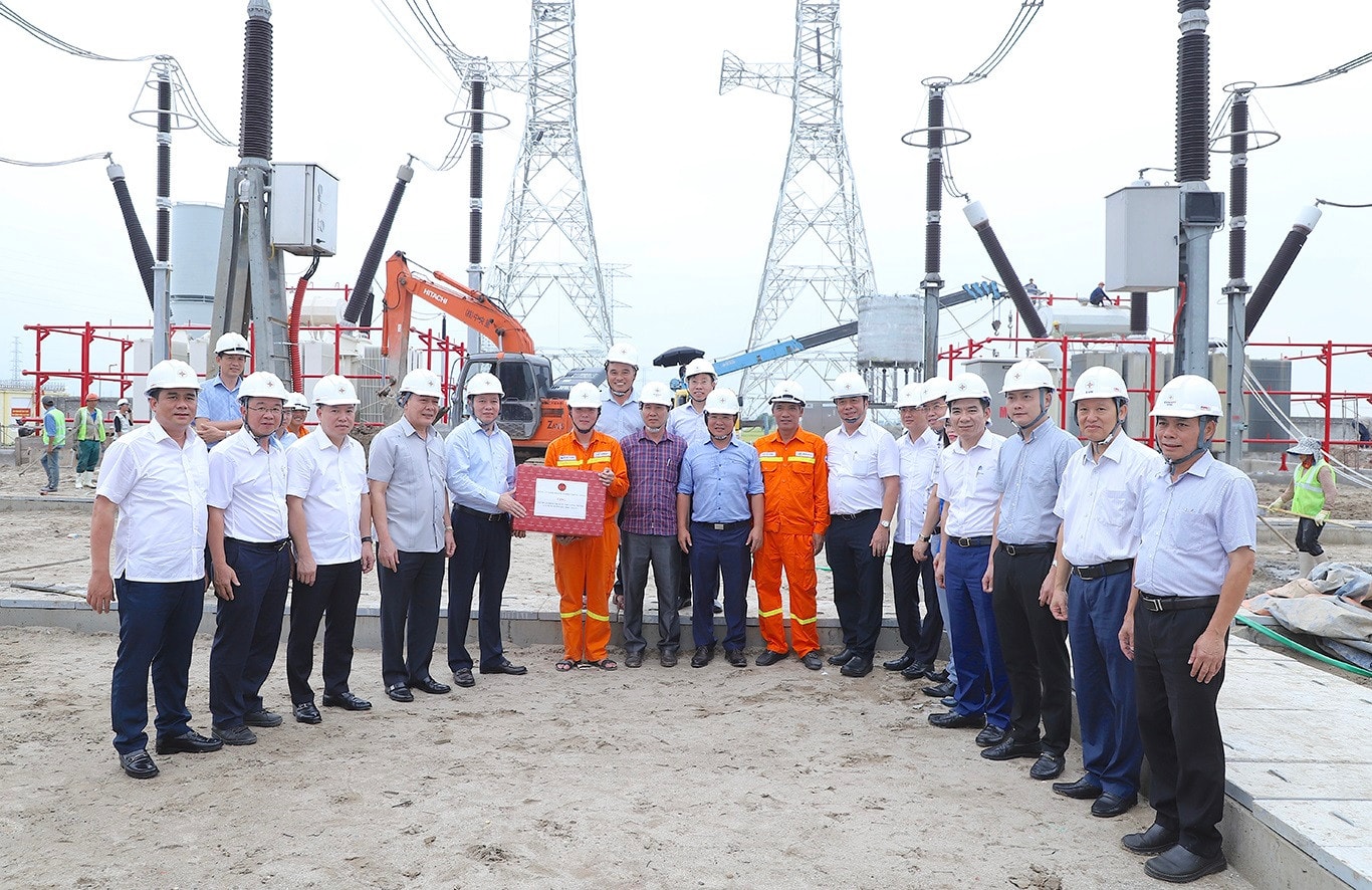 Đoàn công tác Đảng ủy Khối Doanh nghiệp Trung ương tặng quà, động viên người lao động . Ảnh: EVN