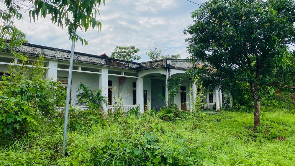 Trụ sở HĐND-UBND xã Quế Sơn (cũ) bỏ không từ năm 2019 nhưng vẫn chưa lập phương án sắp xếp, xử lý. Ảnh: Vũ Tấn Cường