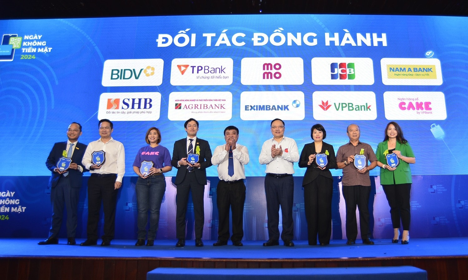 NAM A BANK mang đến nhiều trải nghiệm thanh toÁn hiện đại -0