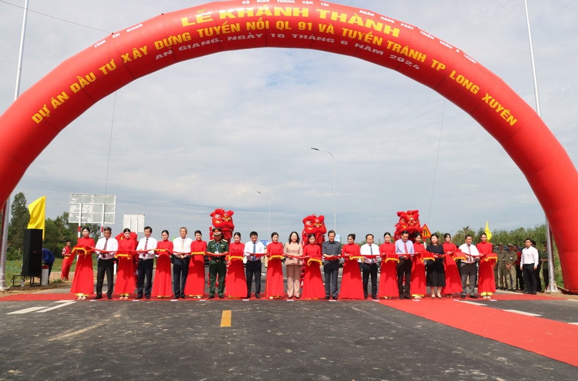 Các đại biểu cắt băng khánh thành Dự án xây dựng tuyến nối Quốc lộ 91 và tuyến tránh TP. Long Xuyên An Giang: Khánh thành tuyến đường tránh đi qua thành phố Long Xuyên