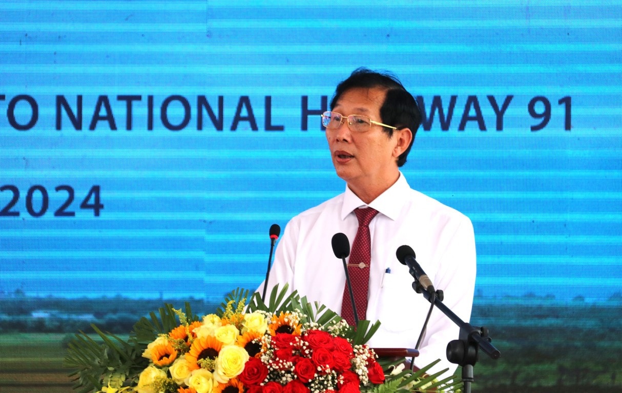 Phó Chủ tịch UBND tỉnh An Giang Lê Văn Phước phát biểu tại lễ khánh thành tuyến đường tránh đi qua TP. Long Xuyên An Giang: Khánh thành tuyến đường tránh đi qua thành phố Long Xuyên