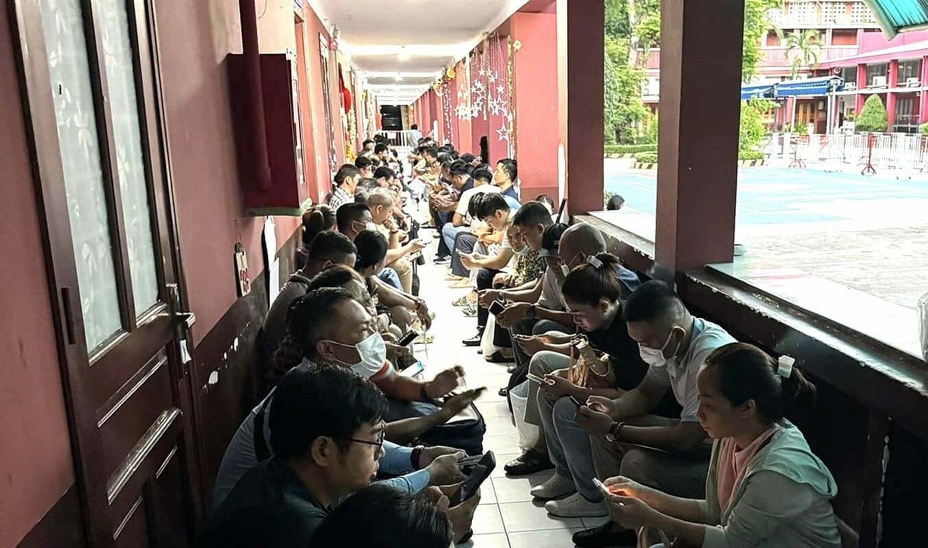 TP. Hồ Chí Minh: Phụ huynh xếp hàng chờ mua hồ sơ lớp 1 -0