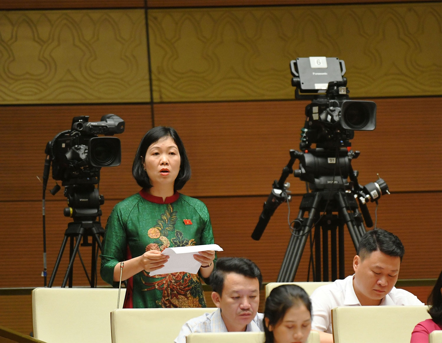 Deputy Nguyen Thi Lan Anh from the province of Lao Cai speaks at the session. Photo: Ho Long Lawmakers highlight importance of education, training in ethnic minority-inhabited areas -0