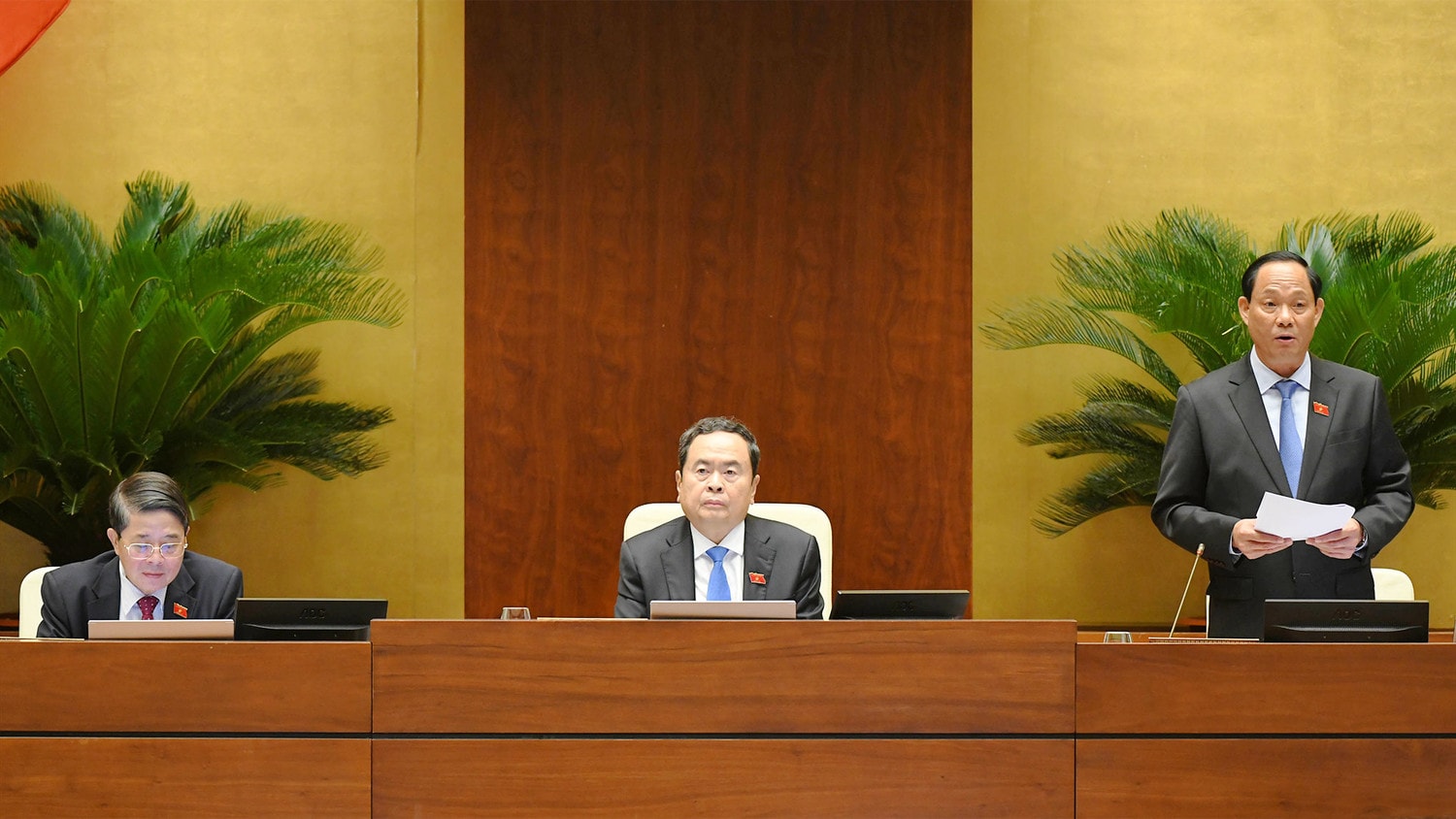 NA Vice Chairman Tran Quang Phuong conduits the discussion. Photo: Lam Hien Lawmakers highlight importance of education, training in ethnic minority-inhabited areas -0