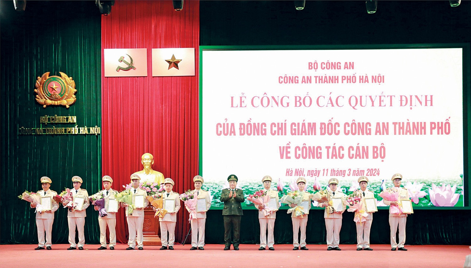Trung tướng Nguyễn Hải Trung, Giám đốc Công an TP. Hà Nội trao các quyết định về công tác cán bộ