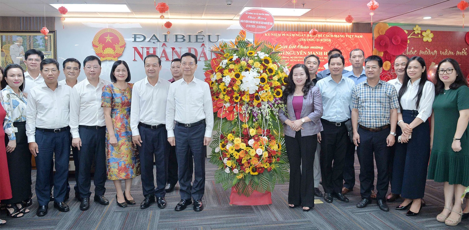 Bộ trưởng Bộ Thông tin và Truyền thông Nguyễn Mạnh Hùng thăm, chúc mừng Báo Đại biểu Nhân dân -0