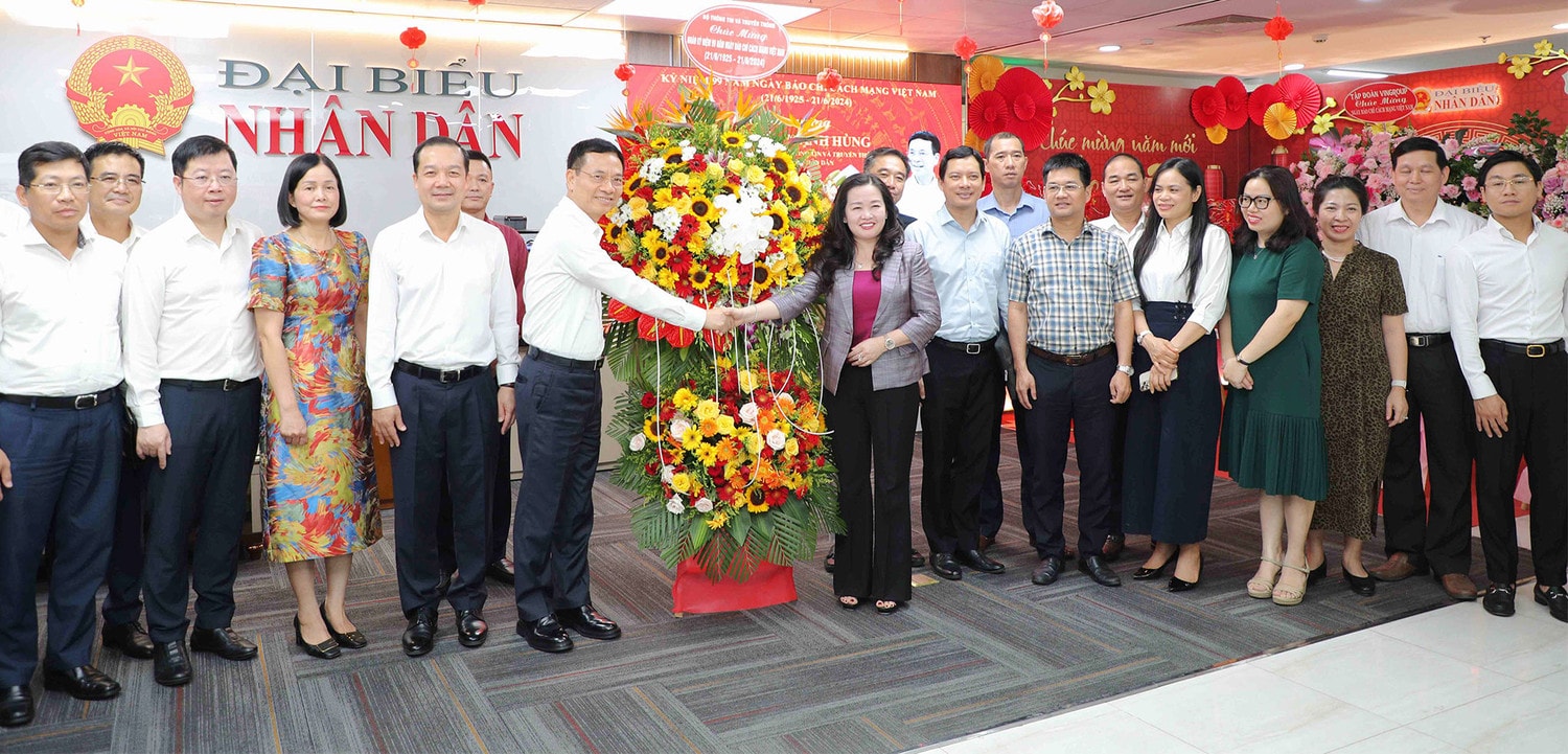 Bộ trưởng Bộ Thông tin và Truyền thông Nguyễn Mạnh Hùng thăm, chúc mừng Báo Đại biểu Nhân dân -0