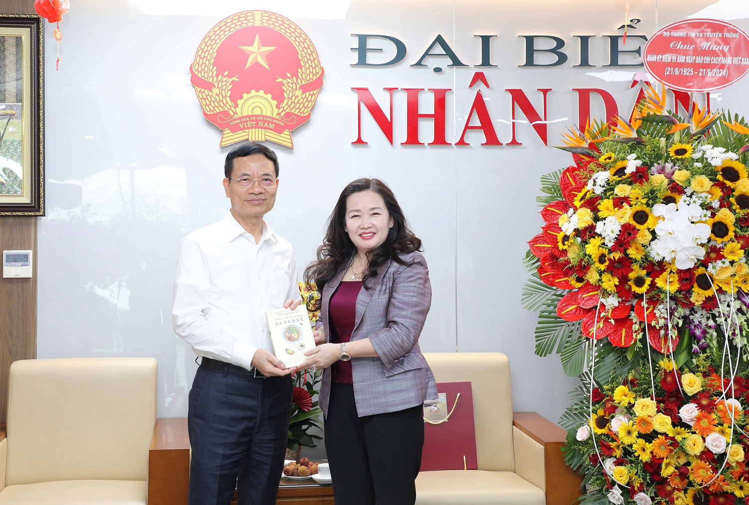 Bộ trưởng Bộ Thông tin và Truyền thông Nguyễn Mạnh Hùng thăm, chúc mừng Báo Đại biểu Nhân dân -0