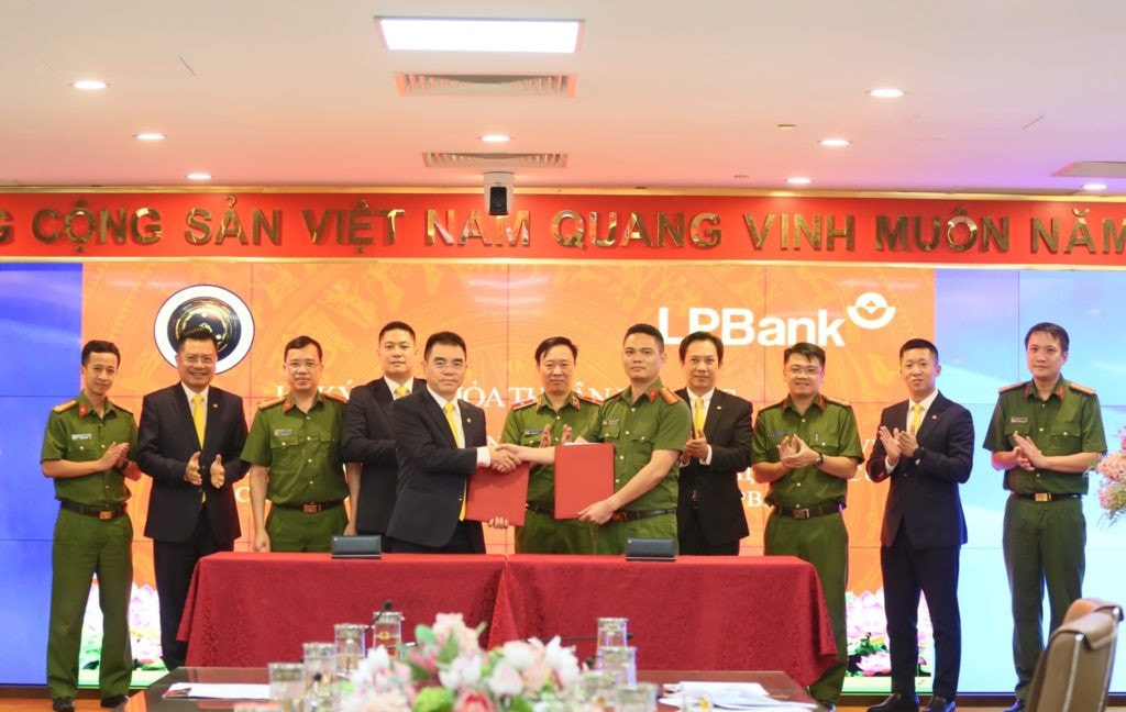 Giám đốc Trung tâm RAR, Thiếu tá Trần Duy Hiển (bên phải) và Phó Chủ tịch HĐQT kiêm Tổng giám đốc LPBank Hồ Nam Tiến (bên trái) cùng lãnh đạo hai bên thực hiện ký kết thỏa thuận hợp tác. Ảnh: LPBank