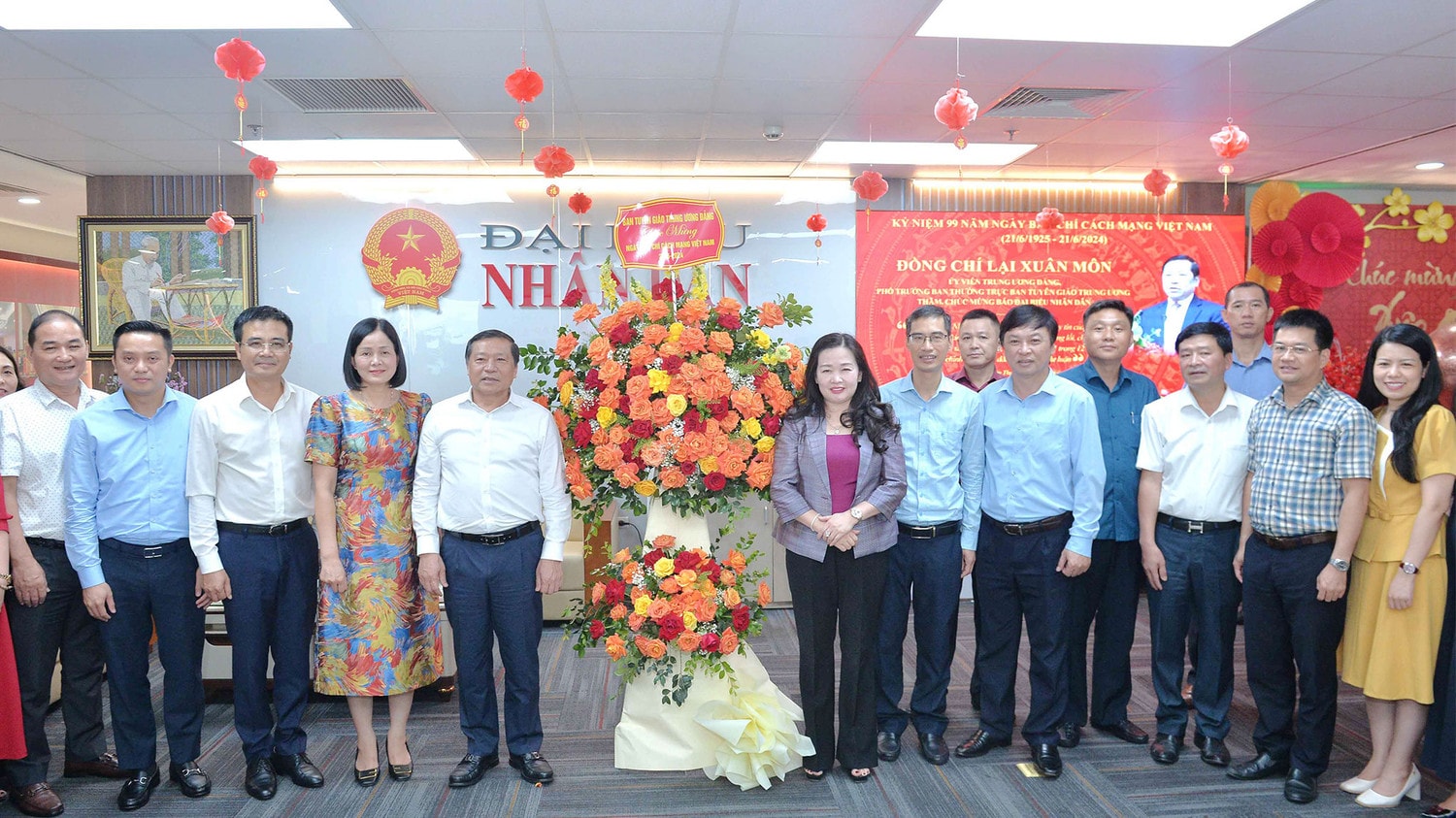 Phó Trưởng Ban Thường trực Ban Tuyên giáo Trung ương Lại Xuân Môn thăm, chúc mừng Báo Đại biểu Nhân dân -0
