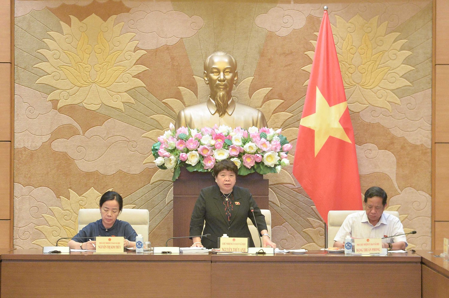 Chủ nhiệm Ủy ban Xã hội Nguyễn Thúy Anh chủ trì cuộc họp