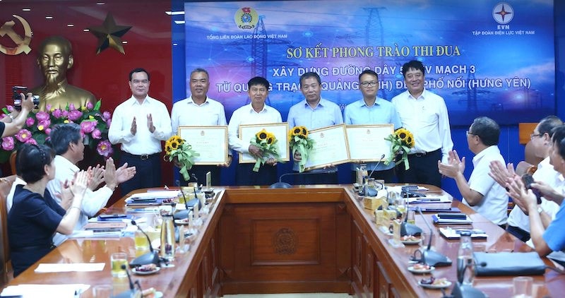 Chủ tịch Tổng Liên đoàn Lao động Việt Nam Nguyễn Đình Khang và Tổng Giám đốc EVN Nguyễn Anh Tuấn trao Bằng khen cho các tập thể, cá nhân có thành tích xuất sắc Ảnh: Nguyễn Hải