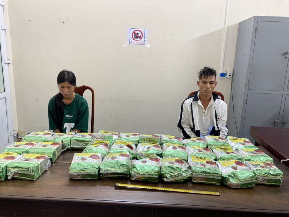 Bắt 2 vợ chồng vận chuyển 30kg ma túy để lấy 200 triệu đồng tiền công -0
