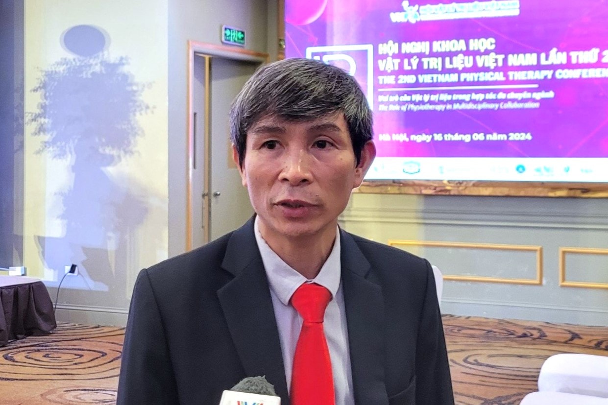 Nhiều người trẻ Việt mắc hội chứng cổ rùa vì “nghiện” điện thoại -0