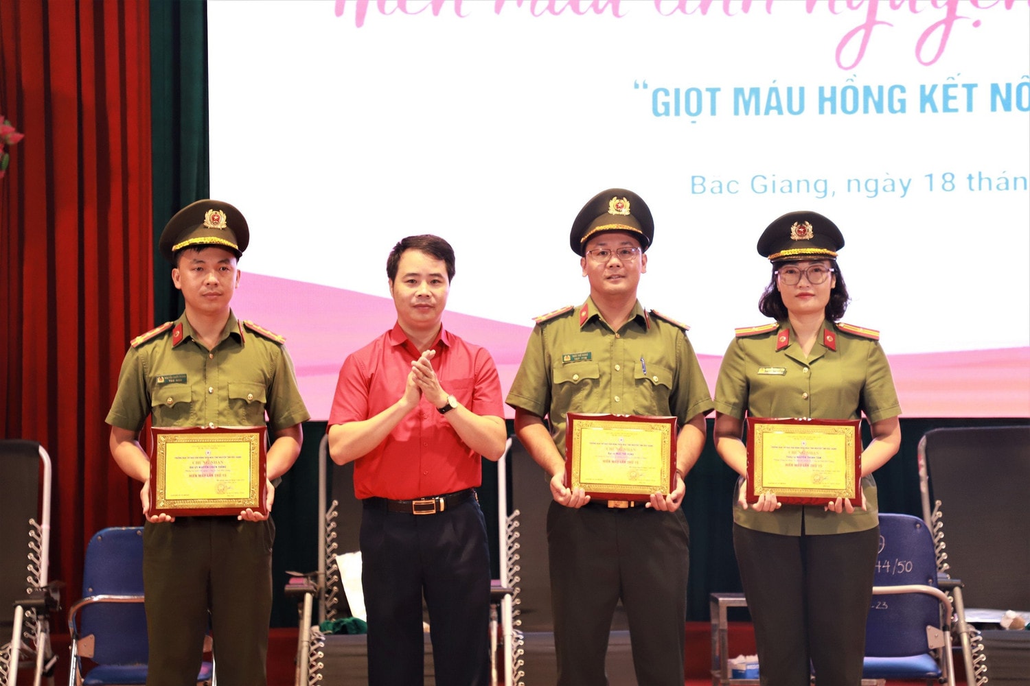 Gần 300 đơn vị máu được hiến tặng trong Ngày hội hiến máu tình nguyện đợt I -0