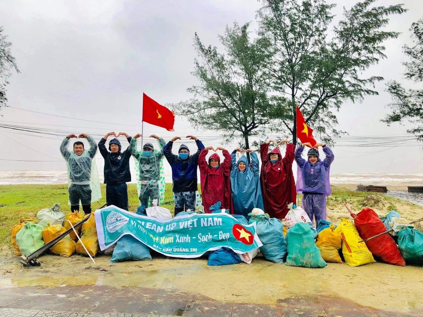 Nữ thủ lĩnh trẻ với chiến dịch nhặt rác kỷ lục -0