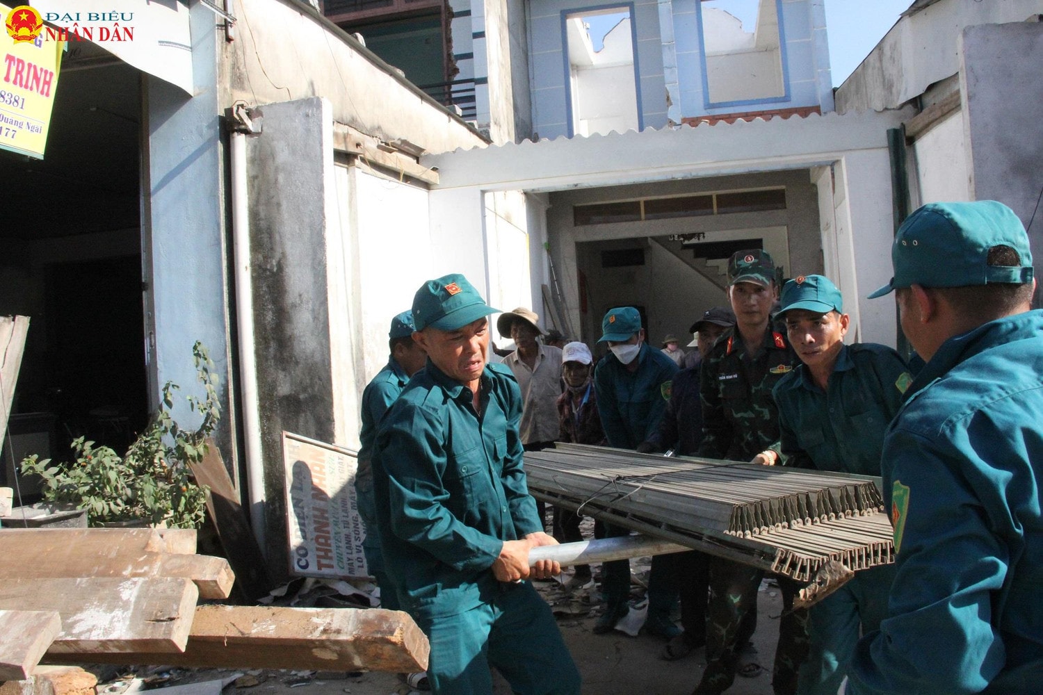 Lực lượng chức năng hỗ trợ người dân di dời tài sản Tháo dỡ biệt thự, giúp dân di dời tài sản để bàn giao mặt bằng thi công cao tốc -1