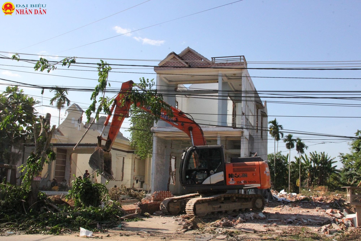 UBND huyện Tư Nghĩa đã hoãn nhiều cuộc họp không cần thiết để trực tiếp xuống hiện trường vận động người dân Tháo dỡ biệt thự, giúp dân di dời tài sản để bàn giao mặt bằng thi công cao tốc -4