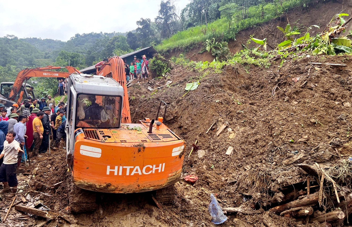 Bắc Kạn: Mưa lớn vùi lấp nhà dân, 4 người trong một gia đình tử vong -0
