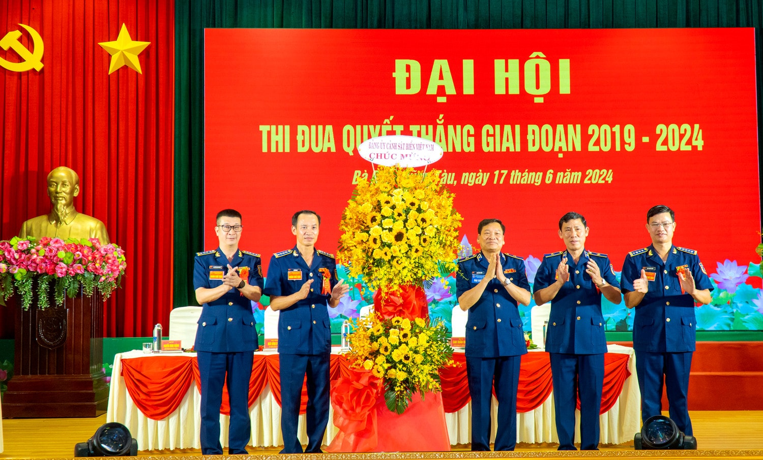 Lãnh đạo Cảnh sát biển Việt Nam tăng hoa chúc mừng đại hội