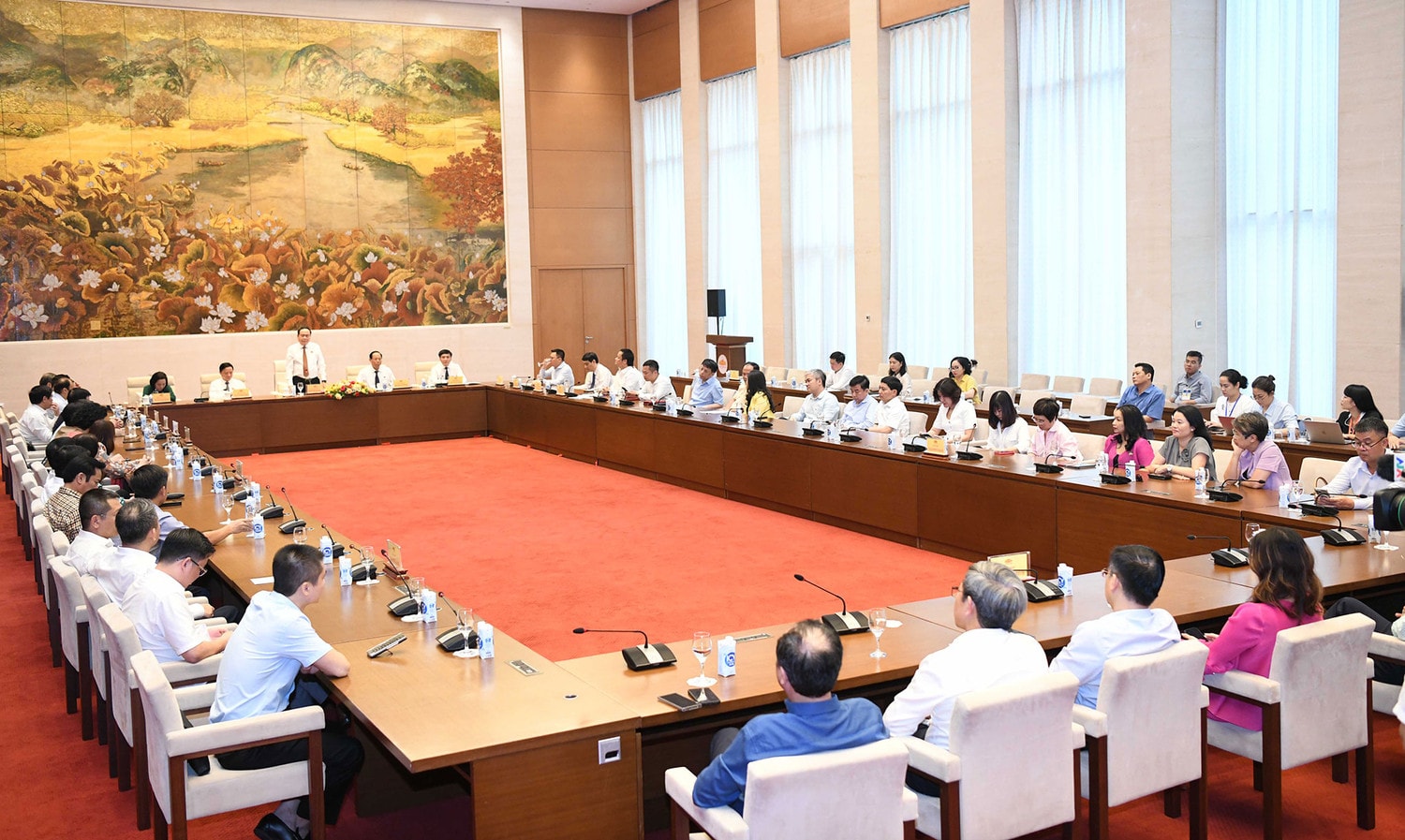NA Chairman Tran Thanh Man et representatives of press agencies. Photo: Lam Hien NA Chairman meets journalists on Vietnam Revolutionary Press Day -0