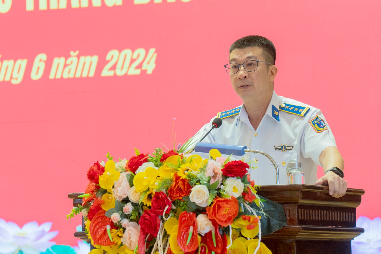 Đại tá Nguyễn Minh Khánh, Phó Tư lệnh kiêm Tham mưu trưởng, Bộ Tư lệnh Vùng Cảnh sát biển 3 trình bày báo cáo tại hội nghị