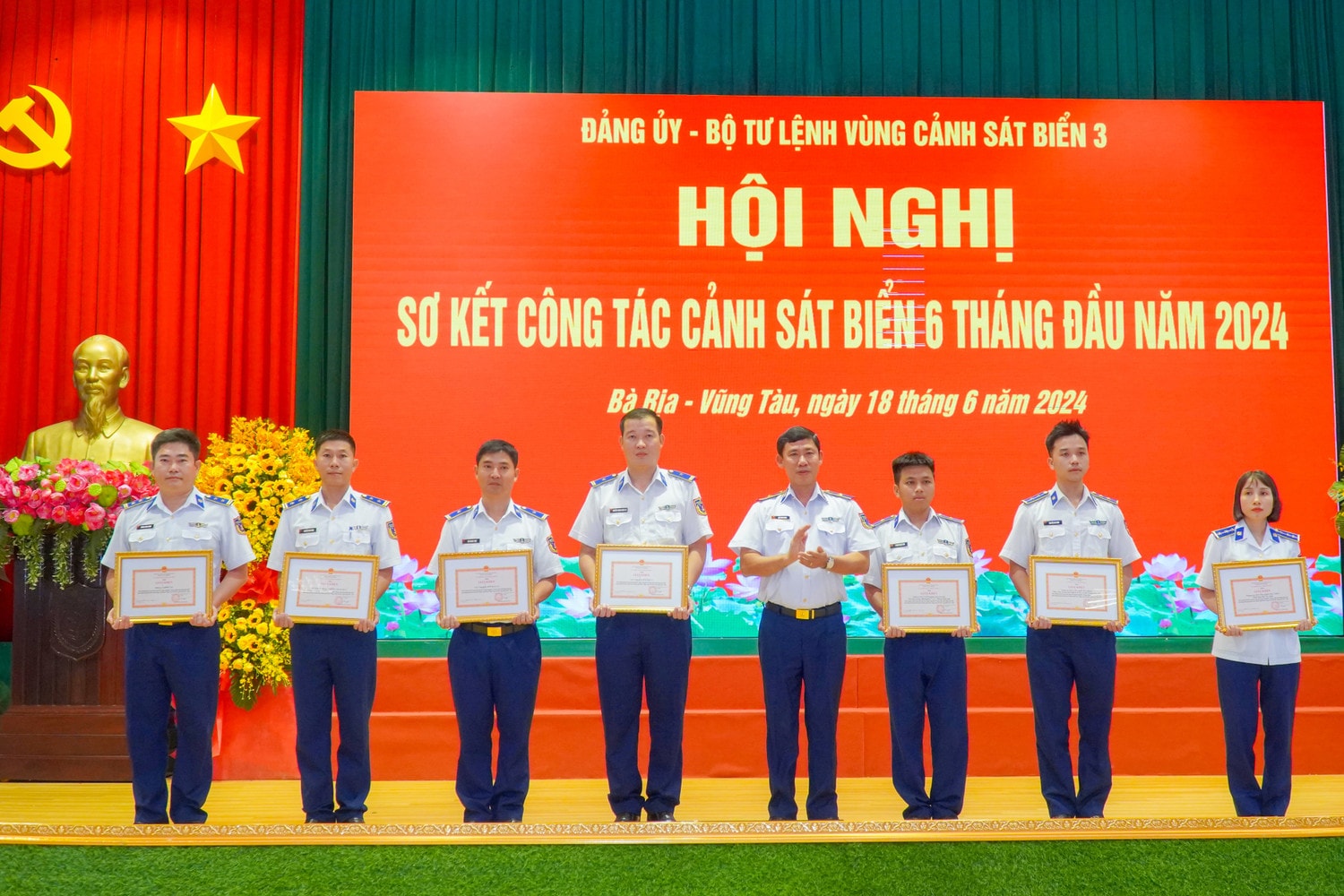 Thiếu tướng Ngô Bình Minh, Tư lệnh Vùng Cảnh sát biển 3 trao giấy khen cho tập thể, cá nhân có thành tích tốt